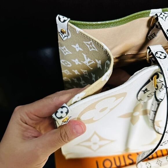 Louis Vuitton Onthego GM Khaki and Beige Bicolor LIMITED EDITION - Picture 11 of 16